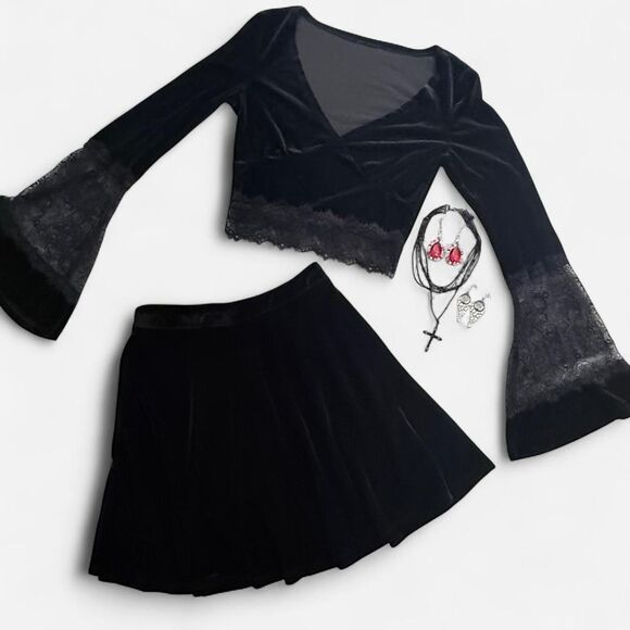 Goth velvet bell sleeves crop top mini skirt cross necklace and earrings - Picture 3 of 8